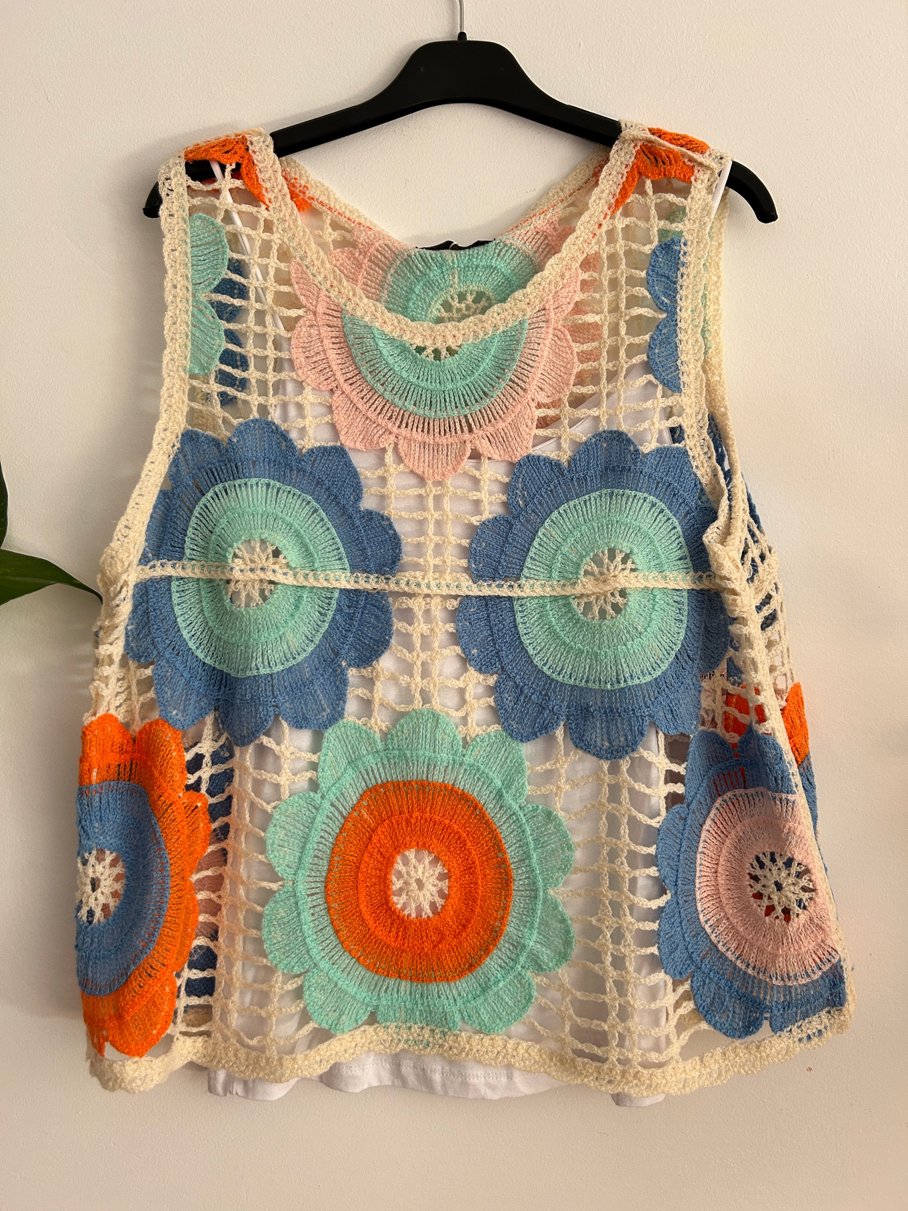 Chaleco Crochet Floral con Camiseta Básica de Tirantes – Varios Modelos 🌸✨