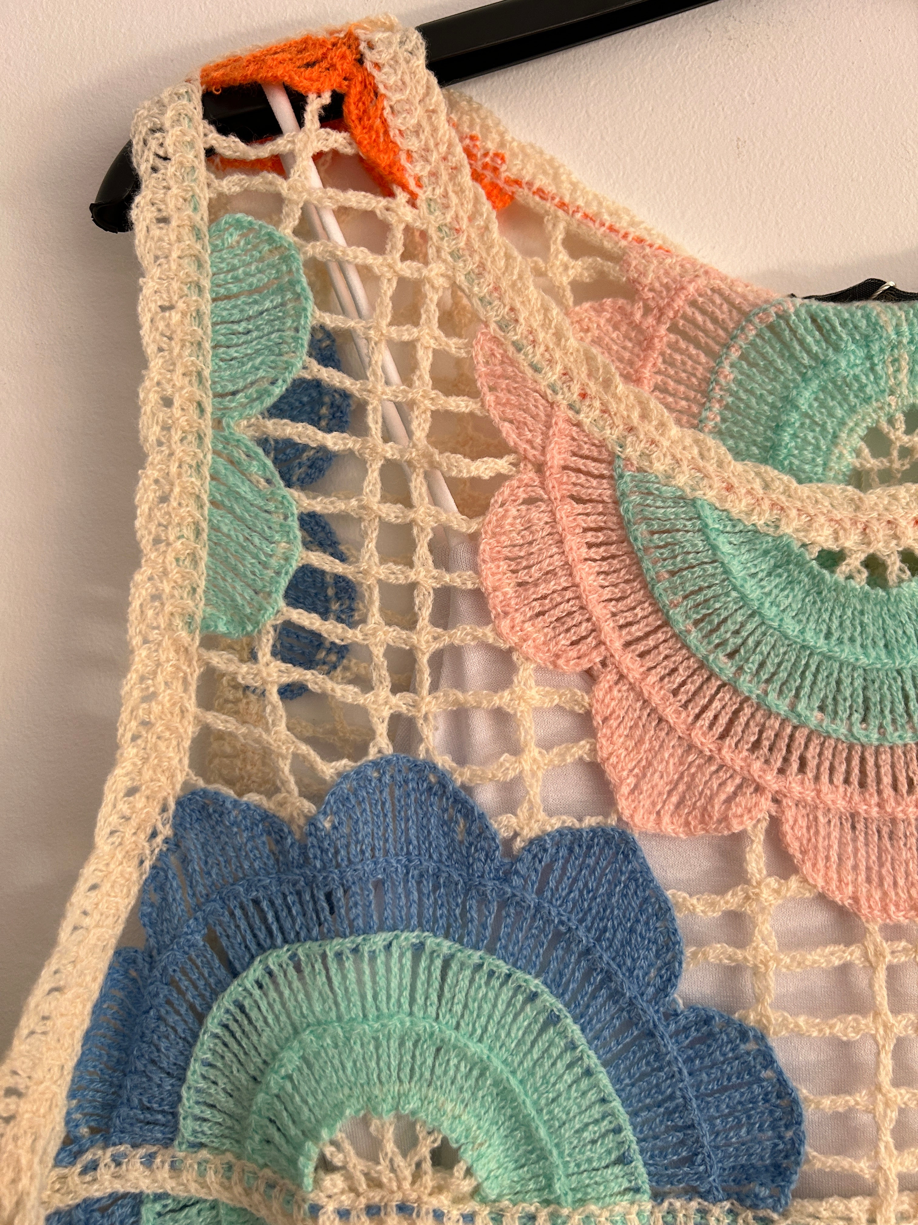 Chaleco Crochet Floral con Camiseta Básica de Tirantes – Varios Modelos 🌸✨