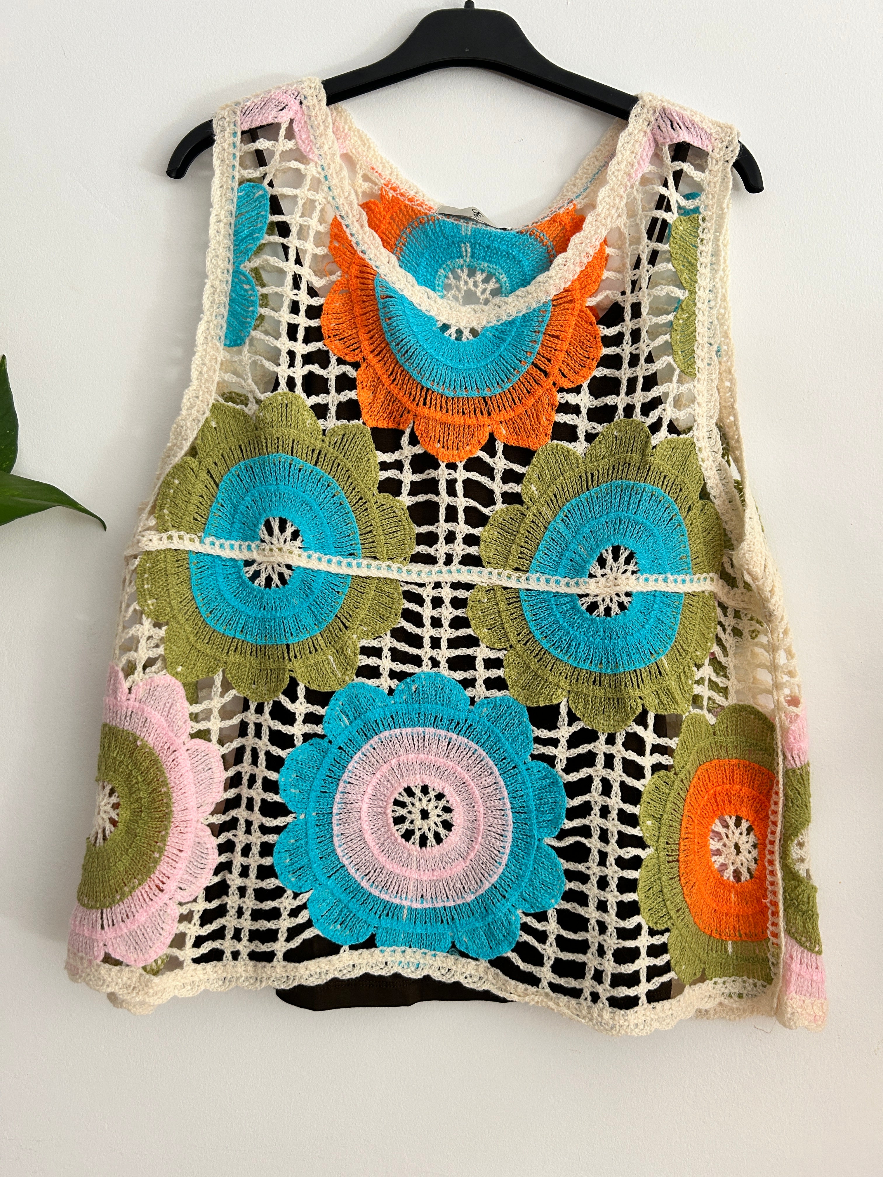 Chaleco Crochet Floral con Camiseta Básica de Tirantes – Varios Modelos 🌸✨