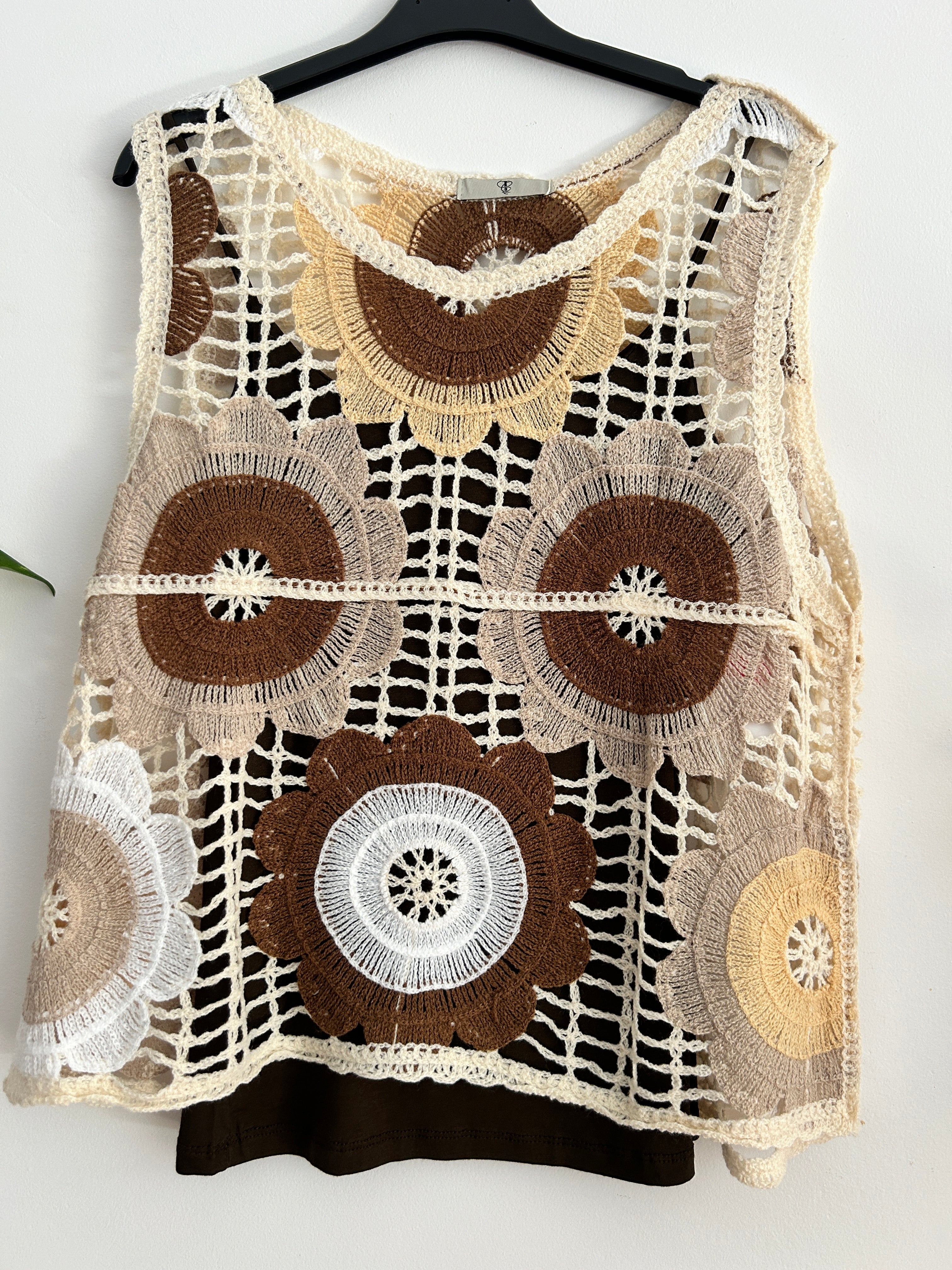 Chaleco Crochet Floral con Camiseta Básica de Tirantes – Varios Modelos 🌸✨