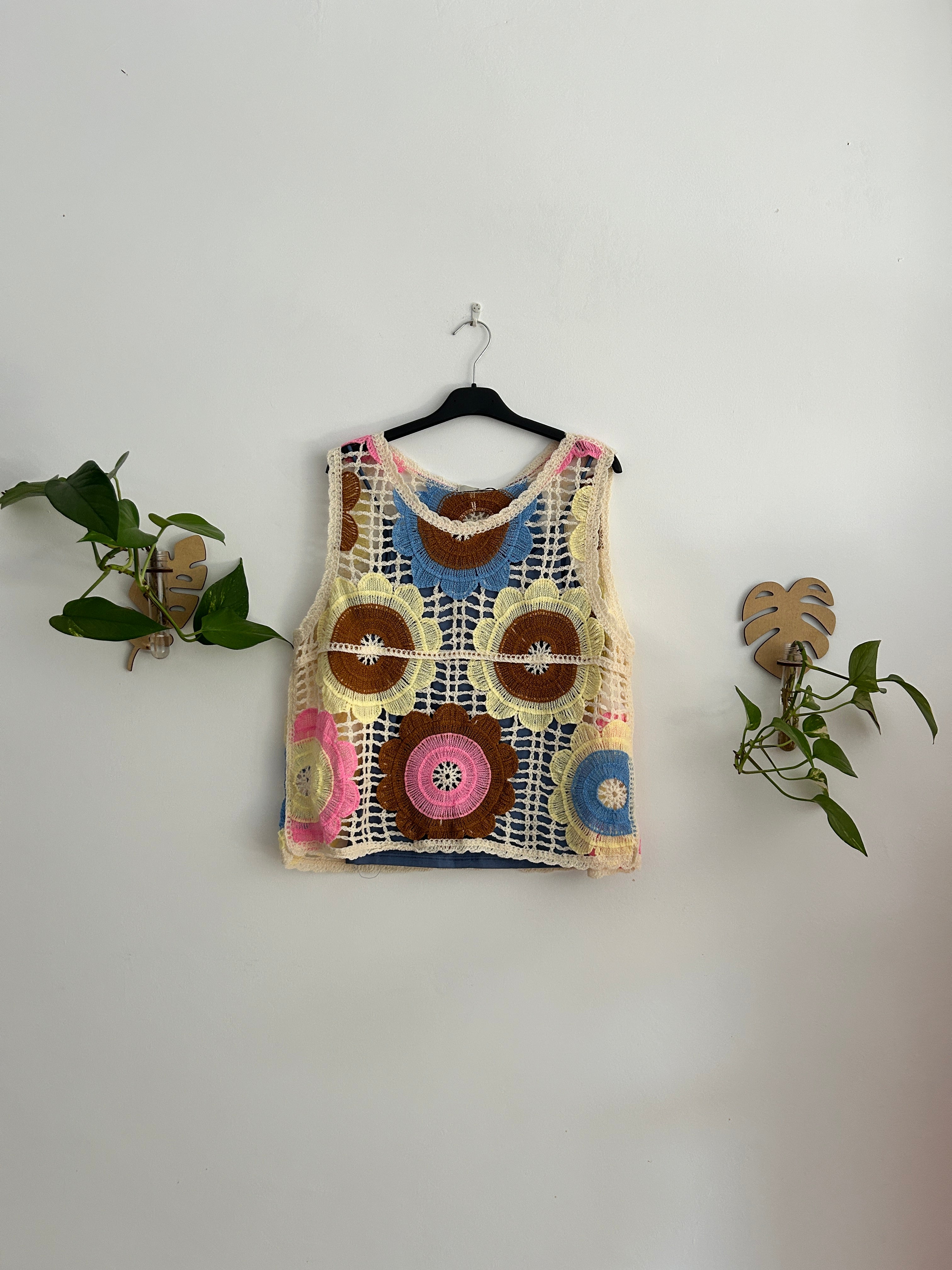 Chaleco Crochet Floral con Camiseta Básica de Tirantes – Varios Modelos 🌸✨