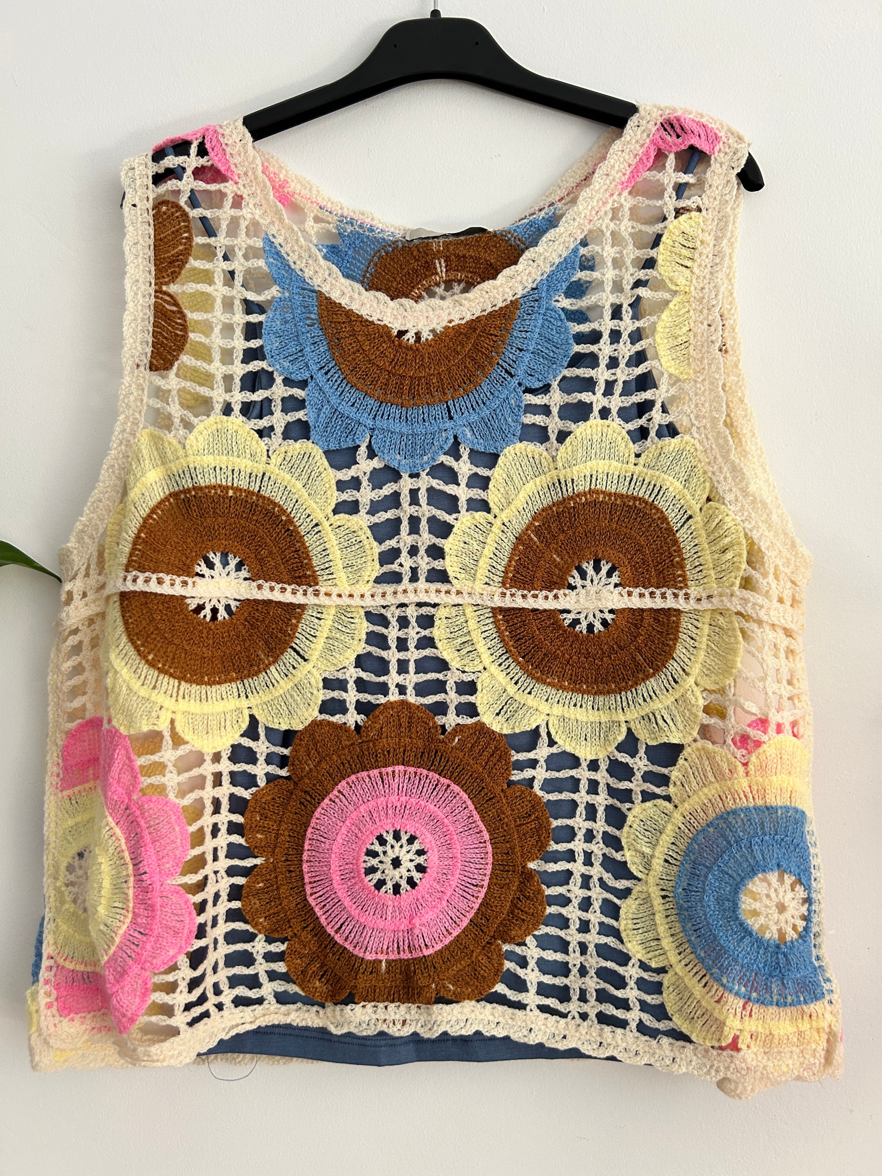 Chaleco Crochet Floral con Camiseta Básica de Tirantes – Varios Modelos 🌸✨