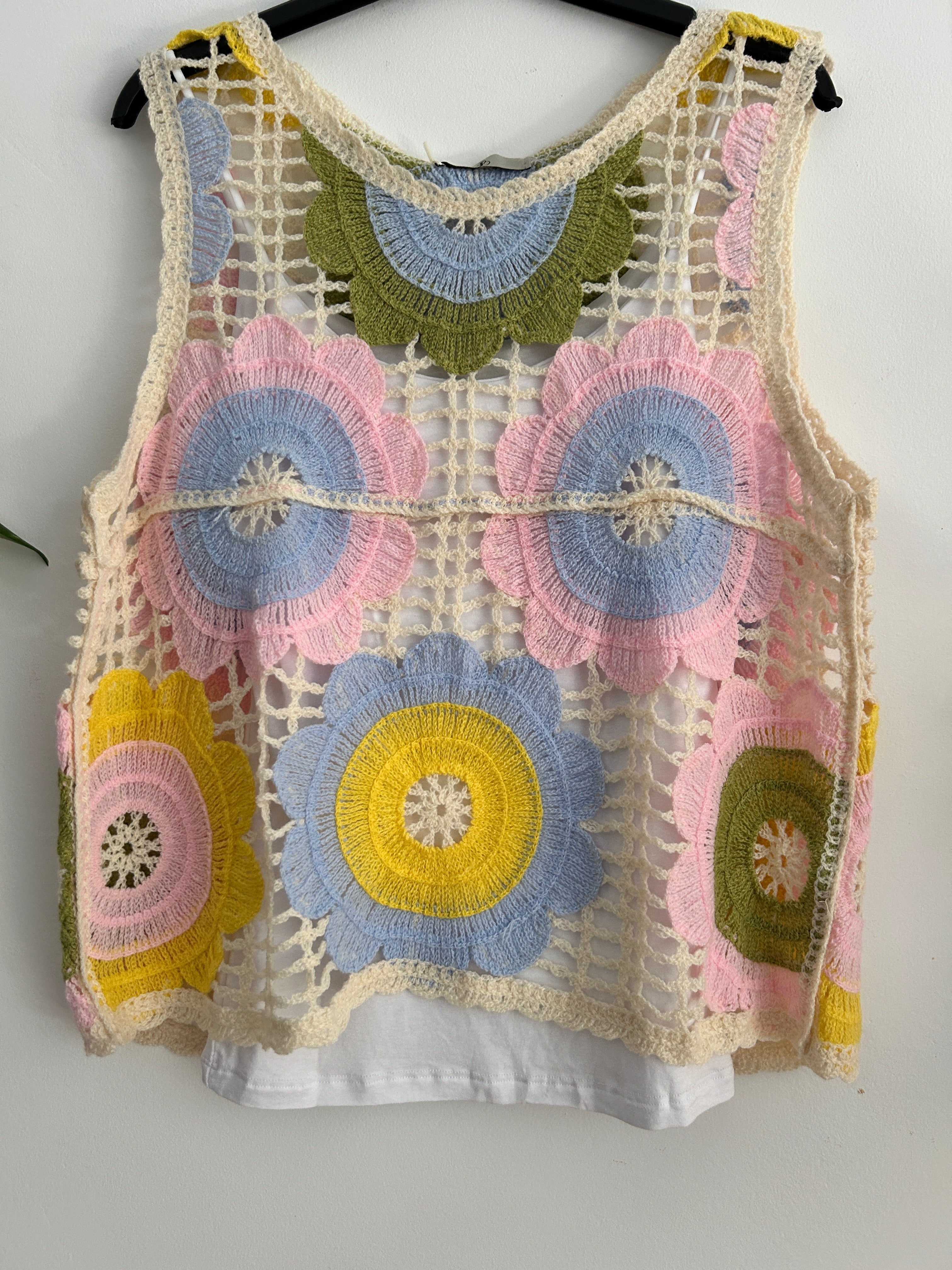 Chaleco Crochet Floral con Camiseta Básica de Tirantes – Varios Modelos 🌸✨
