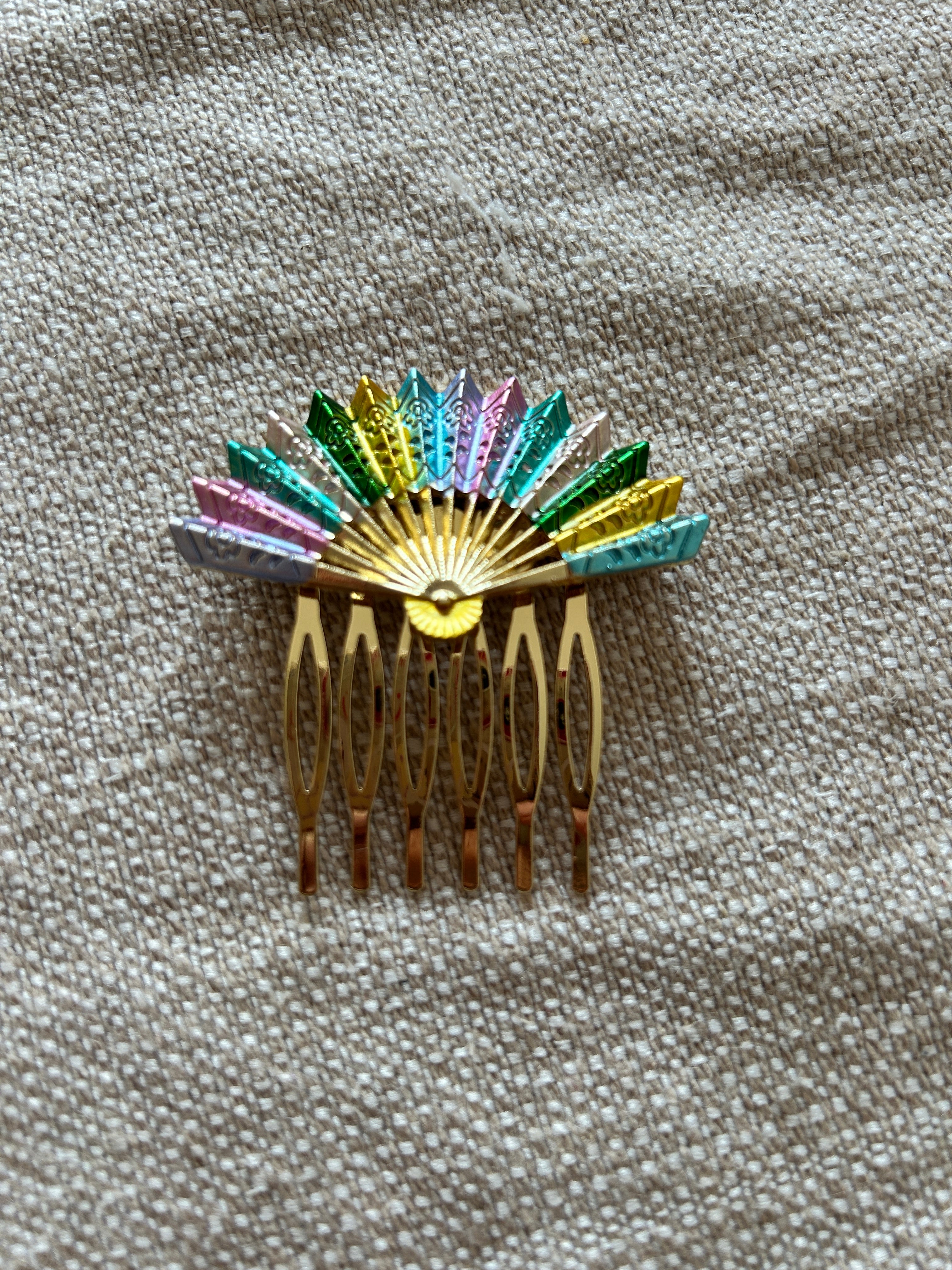 Peina Dorada con Diseño de Abanico Multicolor