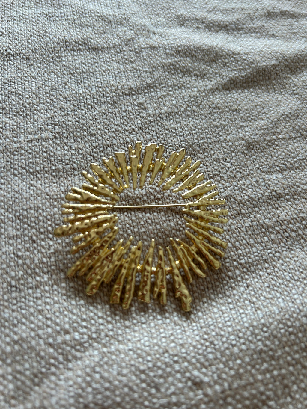 Broche Dorado con Diseño Circular Rayo de Sol