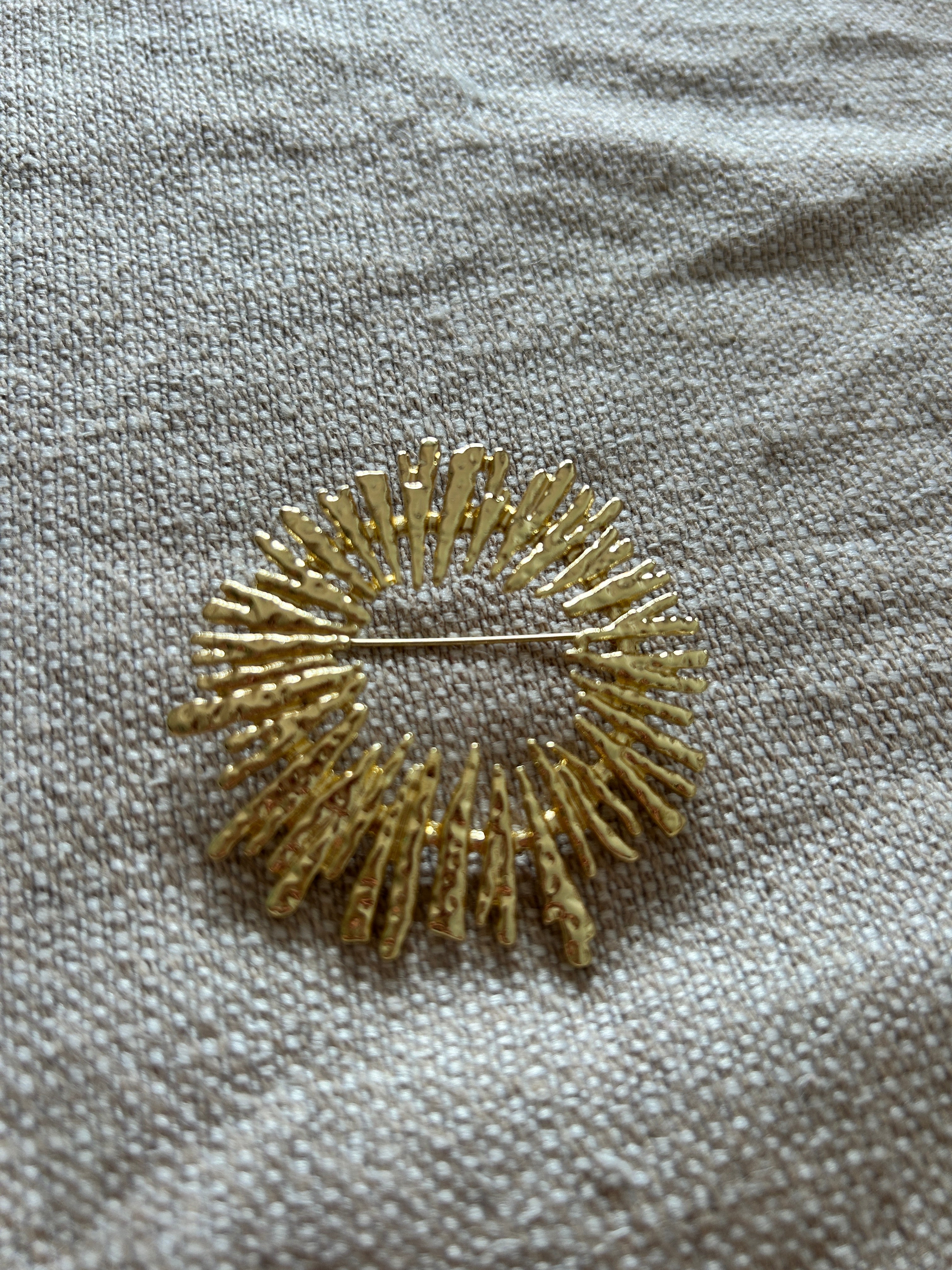 Broche Dorado con Diseño Circular Rayo de Sol