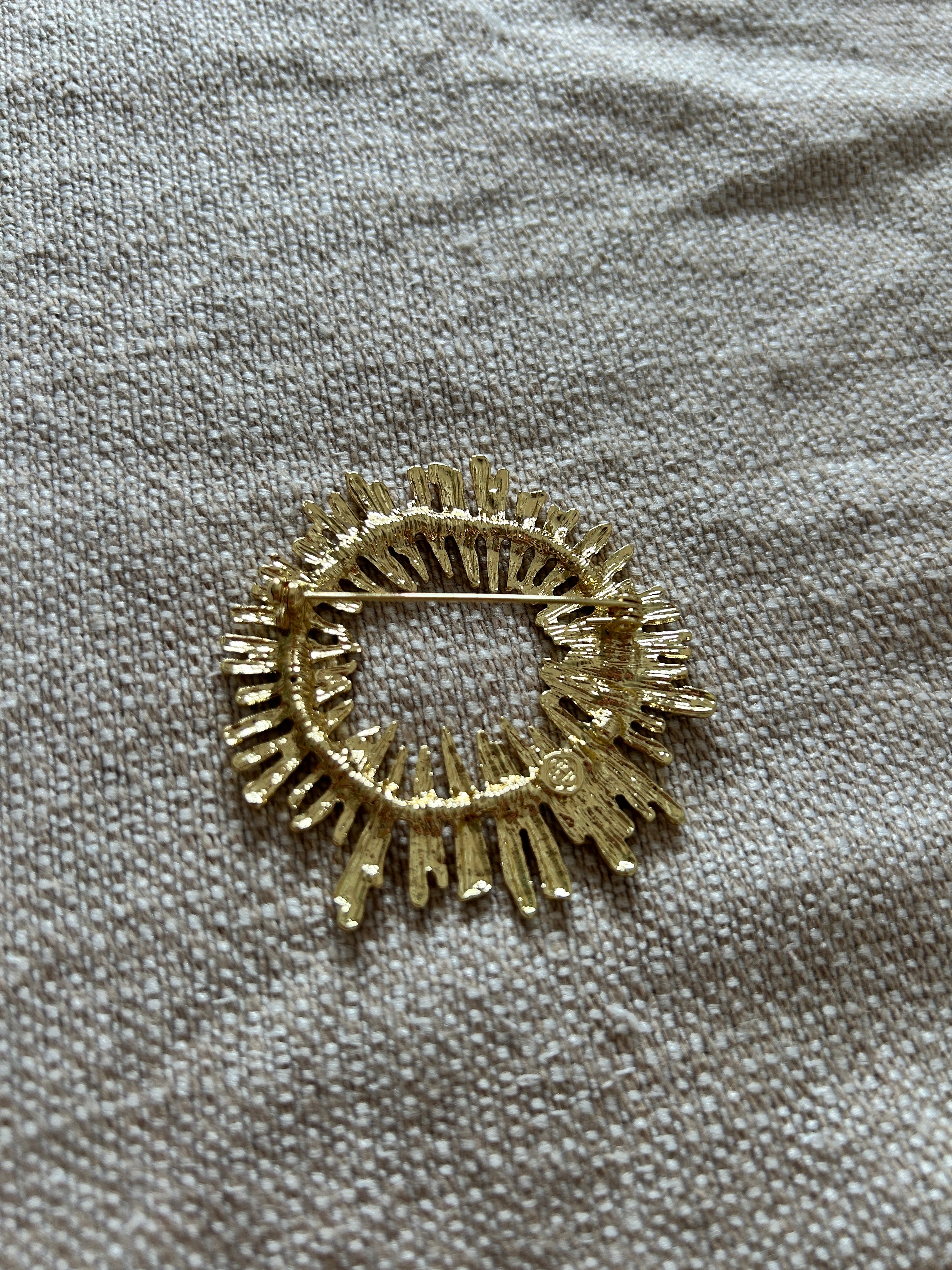 Broche Dorado con Diseño Circular Rayo de Sol