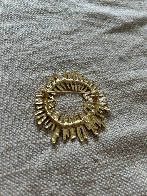 Broche Dorado con Diseño Circular Rayo de Sol