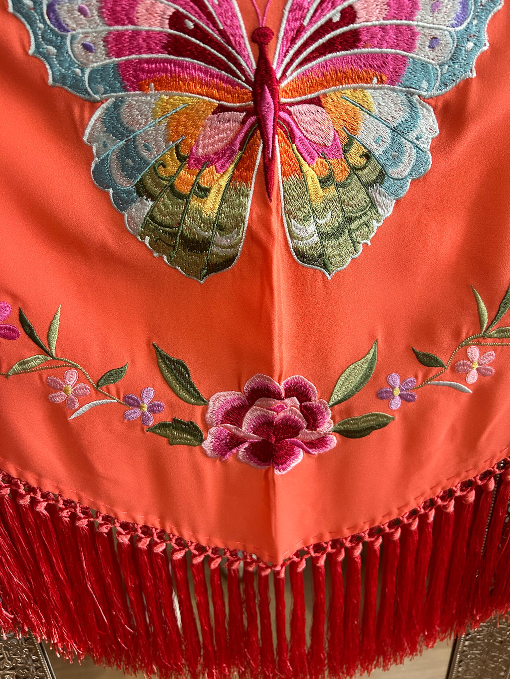 🦋✨ Mantón Bordado Mariposa Coral ✨🦋