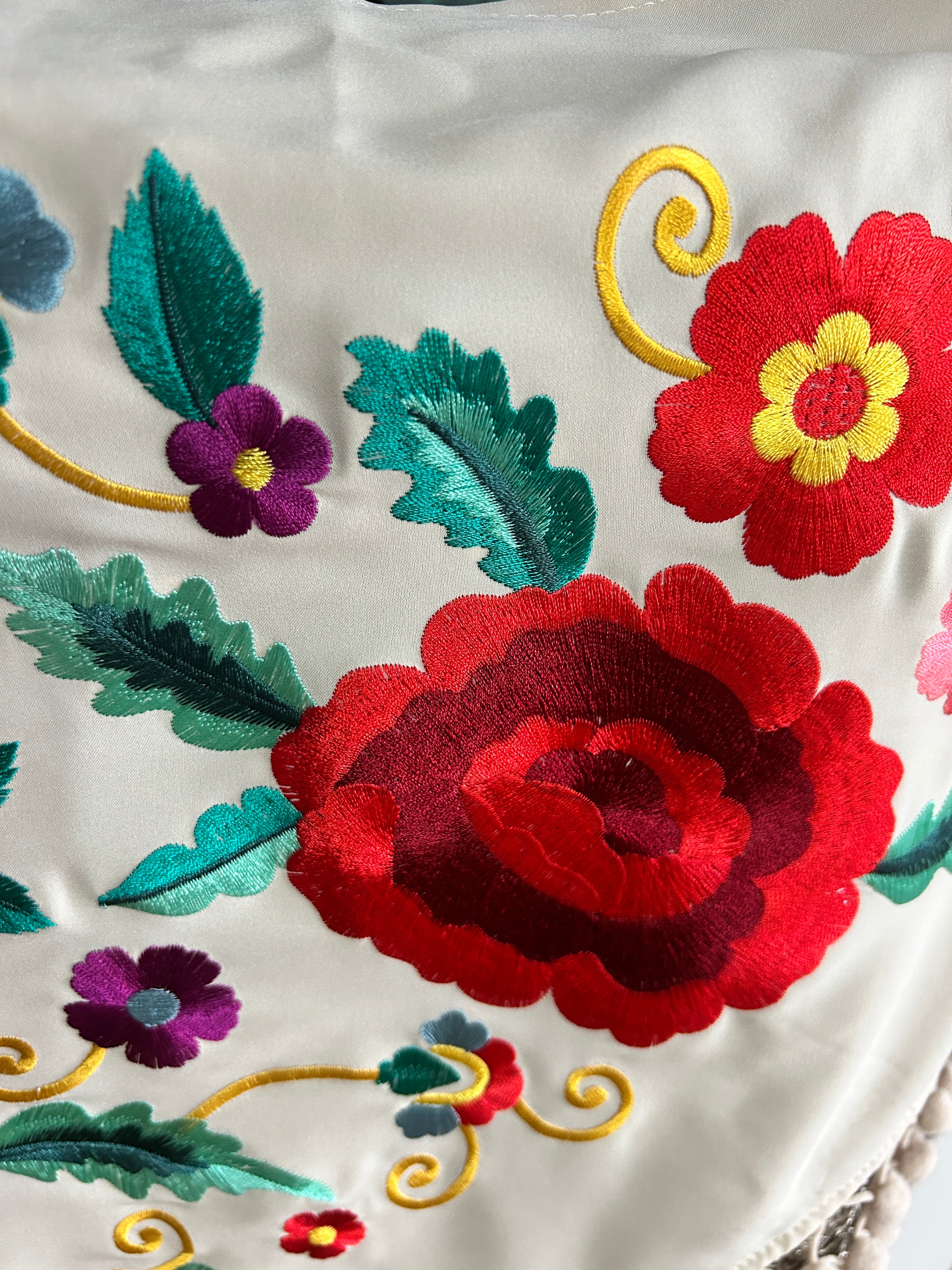 🌹✨ Hermoso Mantón Bordado Floral ✨🌹