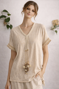 Blusa beige con detalle trenzado y borlas 🤍