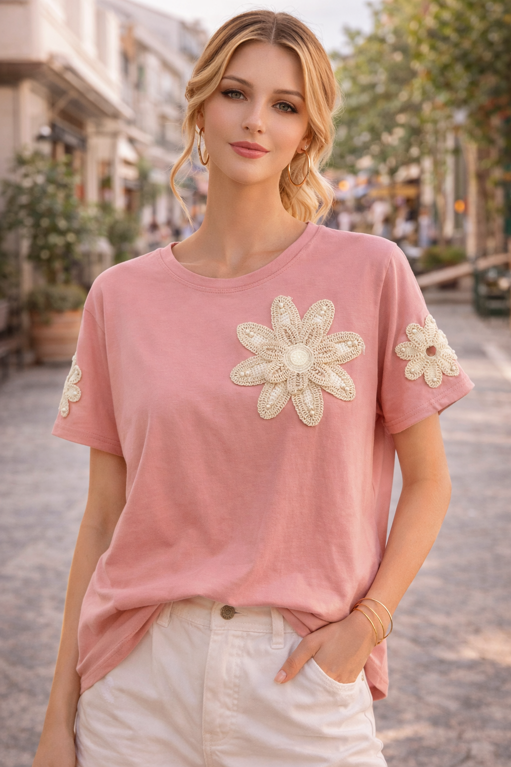✨ Camiseta rosa con flores de crochet – Delicadeza y estilo artesanal ✨